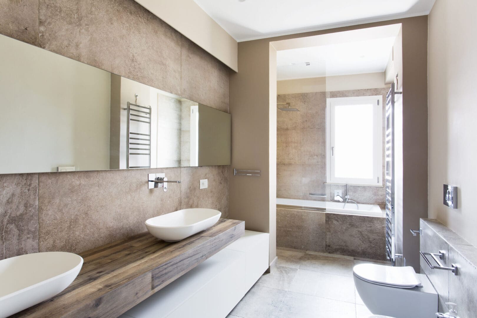 A bathroom with two sinks and a toilet.