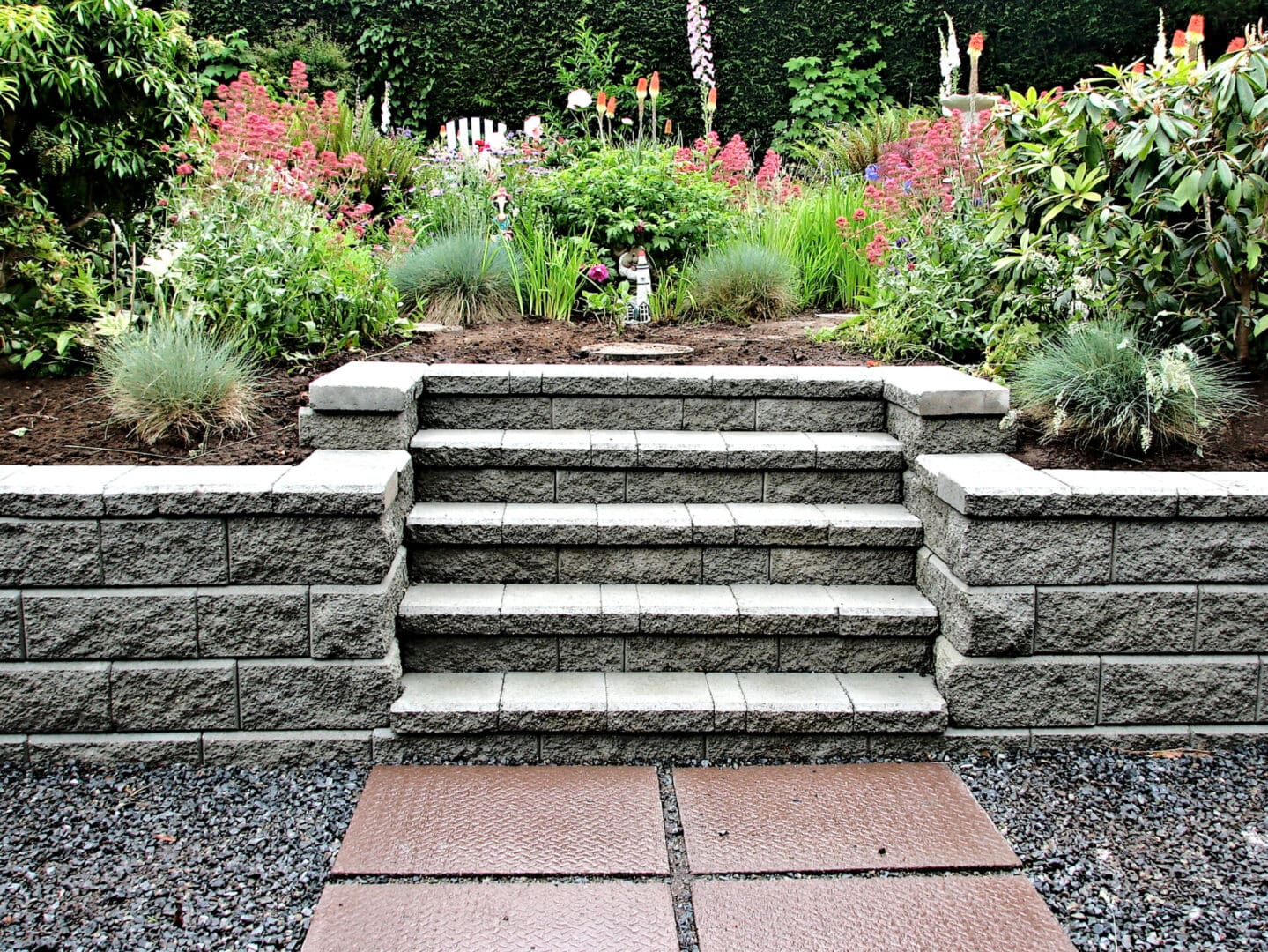 A garden with steps and plants in the middle of it