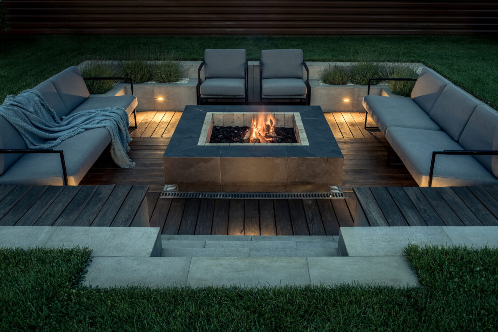 A fire pit in the middle of an outdoor patio.