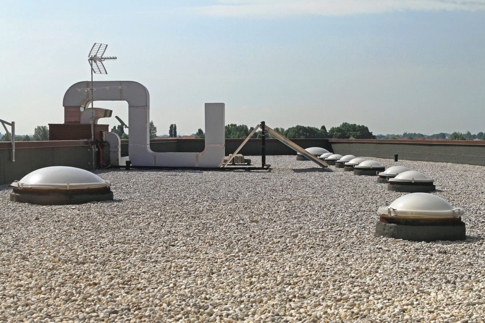 A roof with many different types of equipment on it.