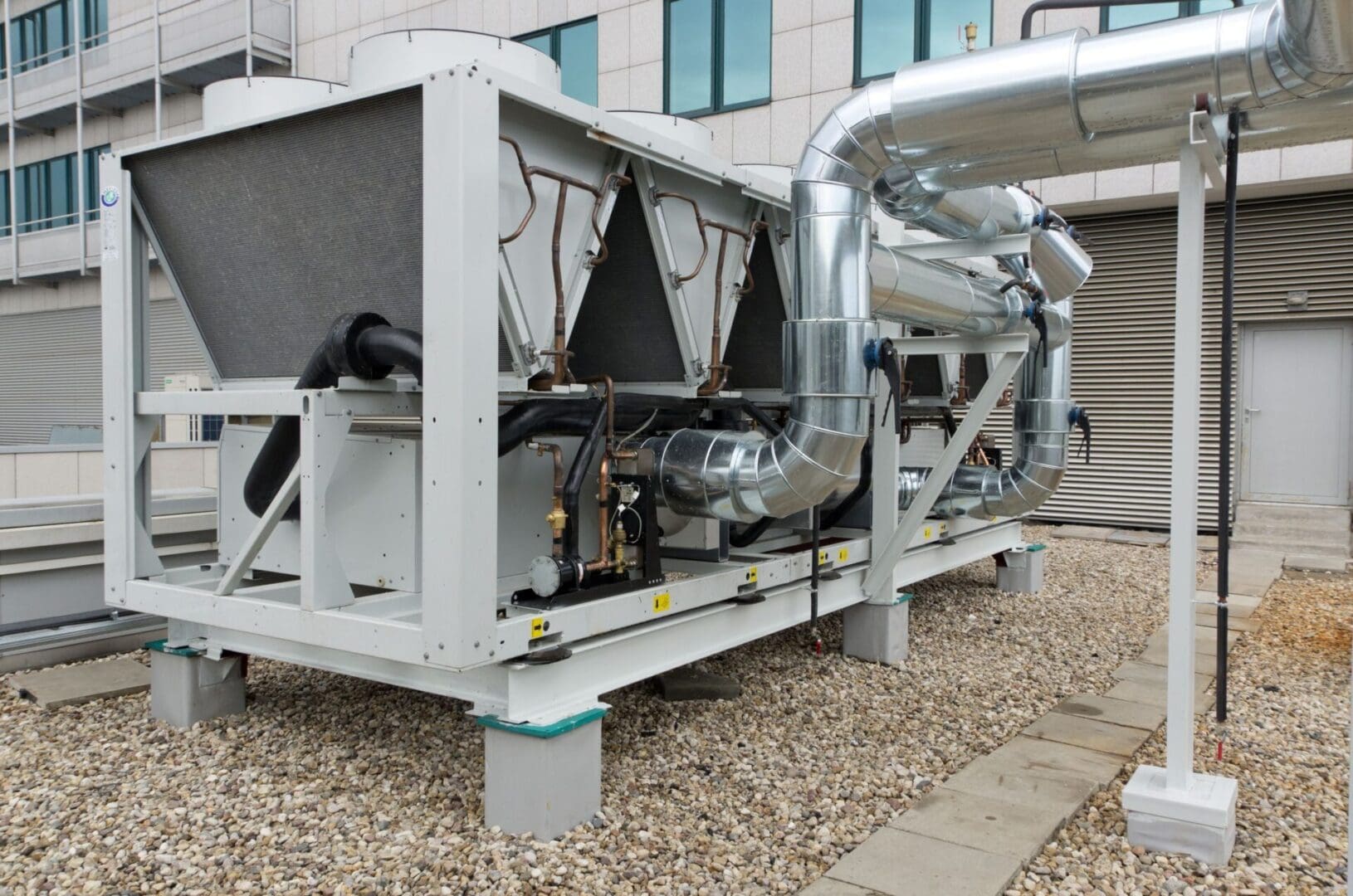 A large air conditioner unit sitting outside of a building.