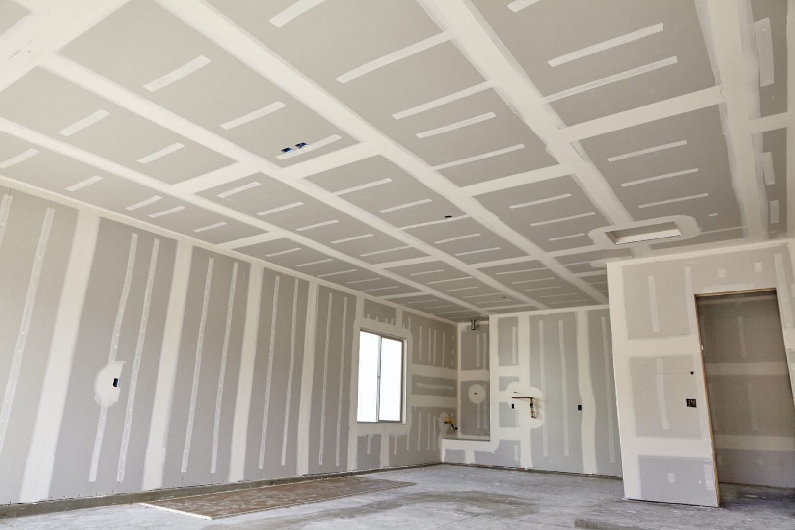 A room with white walls and ceiling in it