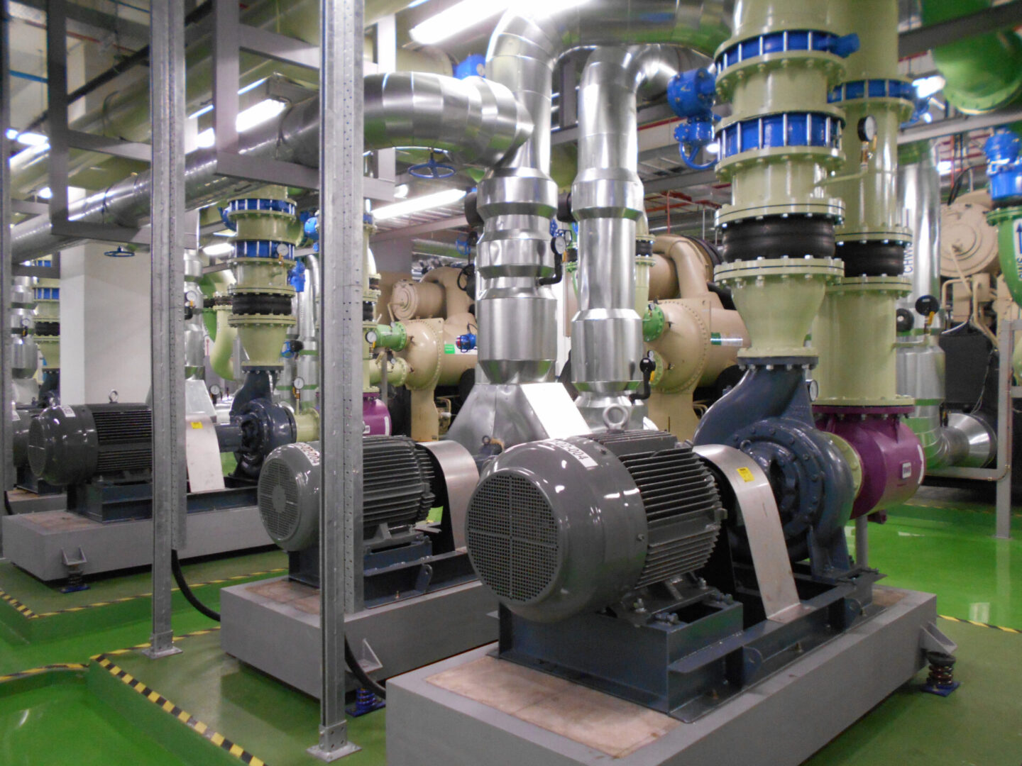 A large industrial machine room with many pipes.